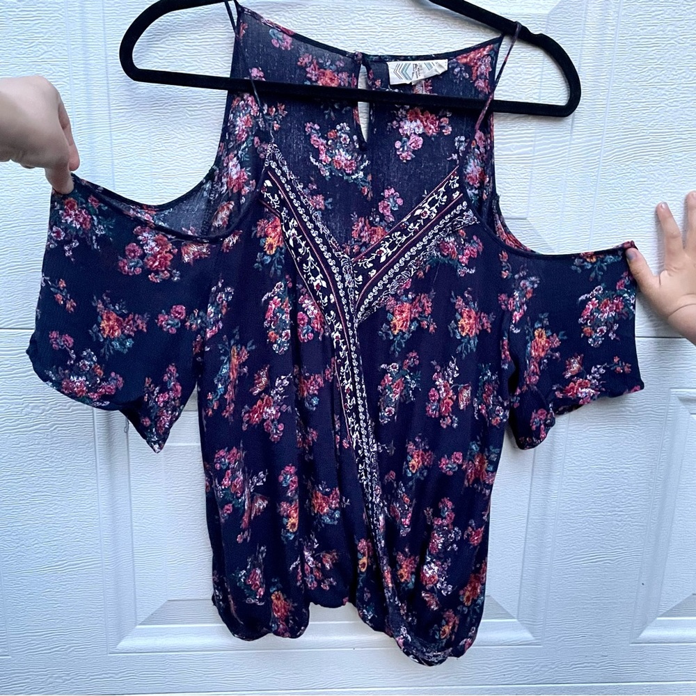 Size L PINK ROSE Blouse blue floral peekaboo shoulders wrap design flattering!!